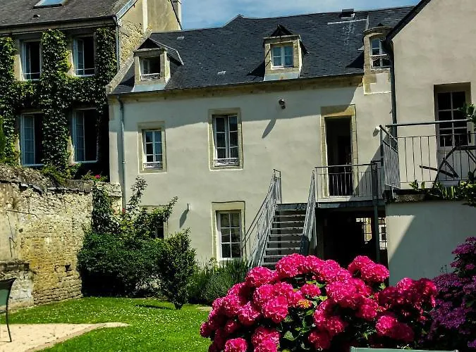 Duplex Ou Plain Pied Confort Plein Centre Proche Commerces, Restaurants, Avec Terrasse Privative Ou Jardin Commun Aménagé Clos, Parking Gratuit à Proximité, Proche Plages Du Débarquement