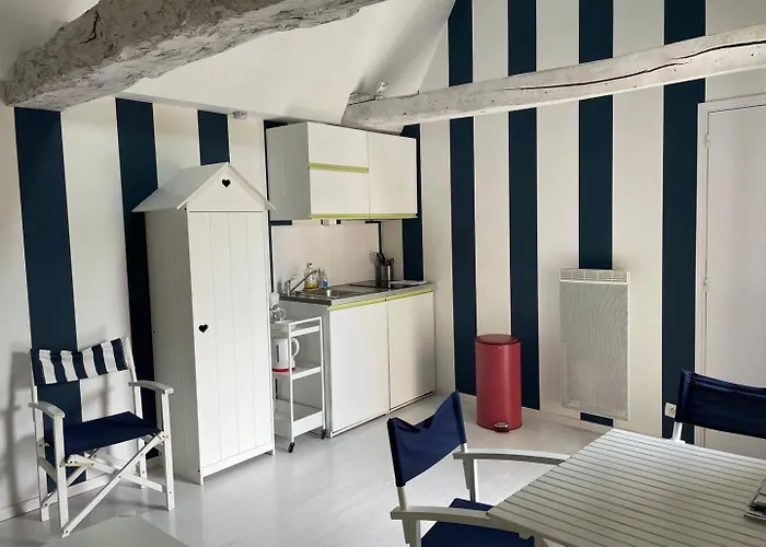 Duplex Ou Plain Pied Confort Plein Centre Proche Commerces, Restaurants, Avec Terrasse Privative Ou Jardin Commun Aménagé Clos, Parking Gratuit à Proximité, Proche Plages Du Débarquement * Bayeux