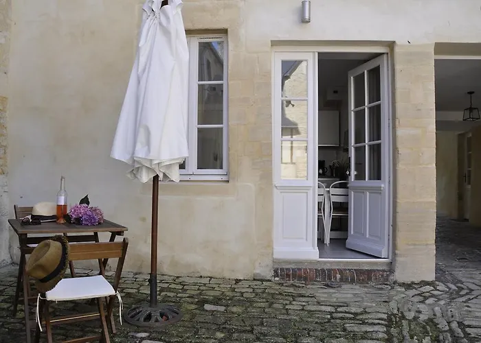 Duplex Ou Plain Pied Confort Plein Centre Proche Commerces, Restaurants, Avec Terrasse Privative Ou Jardin Commun Aménagé Clos, Parking Gratuit à Proximité, Proche Plages Du Débarquement Appartamento *