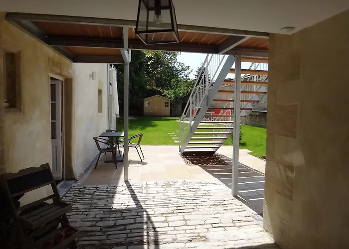 Duplex Ou Plain Pied Confort Plein Centre Proche Commerces, Restaurants, Avec Terrasse Privative Ou Jardin Commun Aménagé Clos, Parking Gratuit à Proximité, Proche Plages Du Débarquement Bayeux