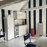 Duplex Ou Plain Pied Confort Plein Centre Proche Commerces, Restaurants, Avec Terrasse Privative Ou Jardin Commun Amenage Clos, Parking Gratuit A Proximite, Proche Plages Du Debarquement * Μπαγιέ