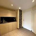 Duplex Ou Plain Pied Confort Plein Centre Proche Commerces, Restaurants, Avec Terrasse Privative Ou Jardin Commun Amenage Clos, Parking Gratuit A Proximite, Proche Plages Du Debarquement
