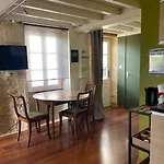 Διαμέρισμα Duplex Ou Plain Pied Confort Plein Centre Proche Commerces, Restaurants, Avec Terrasse Privative Ou Jardin Commun Amenage Clos, Parking Gratuit A Proximite, Proche Plages Du Debarquement *