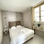 Duplex Ou Plain Pied Confort Plein Centre Proche Commerces, Restaurants, Avec Terrasse Privative Ou Jardin Commun Amenage Clos, Parking Gratuit A Proximite, Proche Plages Du Debarquement Μπαγιέ