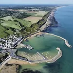 Duplex Ou Plain Pied Confort Plein Centre Proche Commerces, Restaurants, Avec Terrasse Privative Ou Jardin Commun Amenage Clos, Parking Gratuit A Proximite, Proche Plages Du Debarquement