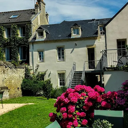 Duplex Ou Plain Pied Confort Plein Centre Proche Commerces, Restaurants, Avec Terrasse Privative Ou Jardin Commun Amenage Clos, Parking Gratuit A Proximite, Proche Plages Du Debarquement