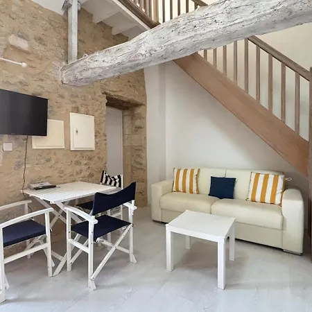 Duplex Ou Plain Pied Confort Plein Centre Proche Commerces, Restaurants, Avec Terrasse Privative Ou Jardin Commun Amenage Clos, Parking Gratuit A Proximite, Proche Plages Du Debarquement