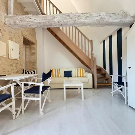 Duplex Ou Plain Pied Confort Plein Centre Proche Commerces, Restaurants, Avec Terrasse Privative Ou Jardin Commun Amenage Clos, Parking Gratuit A Proximite, Proche Plages Du Debarquement דירה