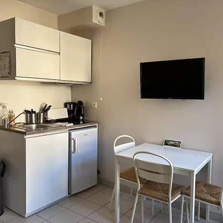 דירה Duplex Ou Plain Pied Confort Plein Centre Proche Commerces, Restaurants, Avec Terrasse Privative Ou Jardin Commun Amenage Clos, Parking Gratuit A Proximite, Proche Plages Du Debarquement באיו