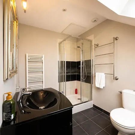 Apartment Duplex Ou Plain Pied Confort Plein Centre Proche Commerces, Restaurants, Avec Terrasse Privative Ou Jardin Commun Amenage Clos, Parking Gratuit A Proximite, Proche Plages Du Debarquement