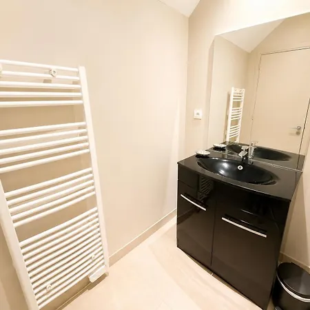 Apartment Duplex Ou Plain Pied Confort Plein Centre Proche Commerces, Restaurants, Avec Terrasse Privative Ou Jardin Commun Amenage Clos, Parking Gratuit A Proximite, Proche Plages Du Debarquement Bayeux