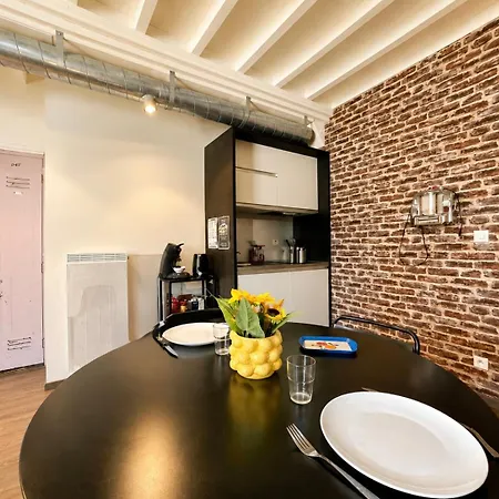 Apartment Duplex Ou Plain Pied Confort Plein Centre Proche Commerces, Restaurants, Avec Terrasse Privative Ou Jardin Commun Amenage Clos, Parking Gratuit A Proximite, Proche Plages Du Debarquement