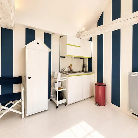 Duplex Ou Plain Pied Confort Plein Centre Proche Commerces, Restaurants, Avec Terrasse Privative Ou Jardin Commun Amenage Clos, Parking Gratuit A Proximite, Proche Plages Du Debarquement