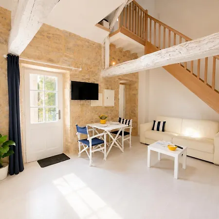 Apartment Duplex Ou Plain Pied Confort Plein Centre Proche Commerces, Restaurants, Avec Terrasse Privative Ou Jardin Commun Amenage Clos, Parking Gratuit A Proximite, Proche Plages Du Debarquement