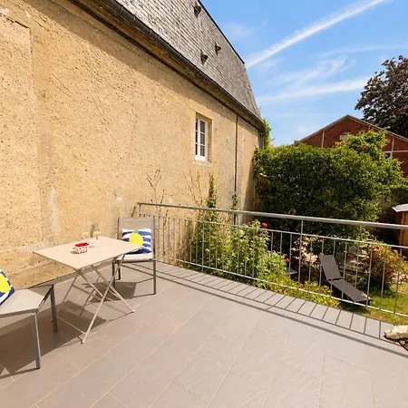 Apartment Duplex Ou Plain Pied Confort Plein Centre Proche Commerces, Restaurants, Avec Terrasse Privative Ou Jardin Commun Amenage Clos, Parking Gratuit A Proximite, Proche Plages Du Debarquement