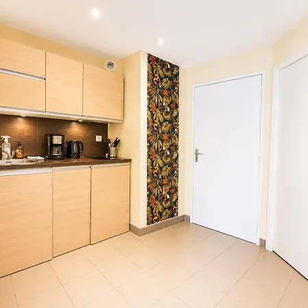 Duplex Ou Plain Pied Confort Plein Centre Proche Commerces, Restaurants, Avec Terrasse Privative Ou Jardin Commun Amenage Clos, Parking Gratuit A Proximite, Proche Plages Du Debarquement