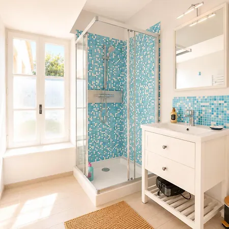 Apartment Duplex Ou Plain Pied Confort Plein Centre Proche Commerces, Restaurants, Avec Terrasse Privative Ou Jardin Commun Amenage Clos, Parking Gratuit A Proximite, Proche Plages Du Debarquement
