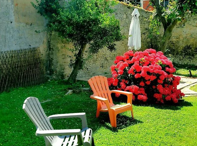 Duplex Ou Plain Pied Confort Plein Centre Proche Commerces, Restaurants, Avec Terrasse Privative Ou Jardin Commun Aménagé Clos, Parking Gratuit à Proximité, Proche Plages Du Débarquement Bayeux