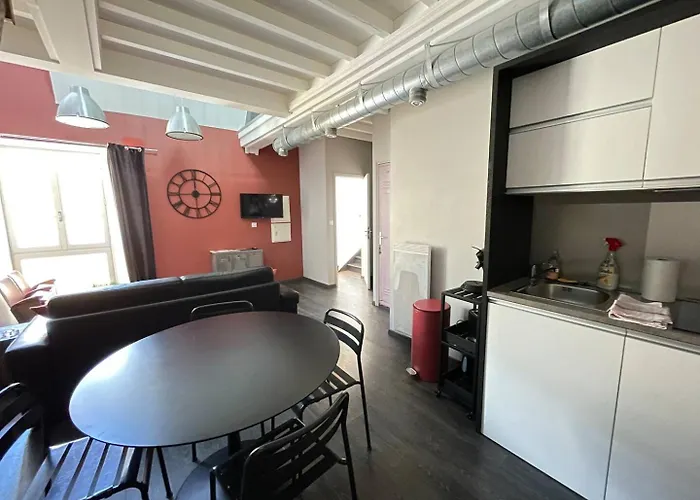 Duplex Ou Plain Pied Confort Plein Centre Proche Commerces, Restaurants, Avec Terrasse Privative Ou Jardin Commun Aménagé Clos, Parking Gratuit à Proximité, Proche Plages Du Débarquement Apartamento *