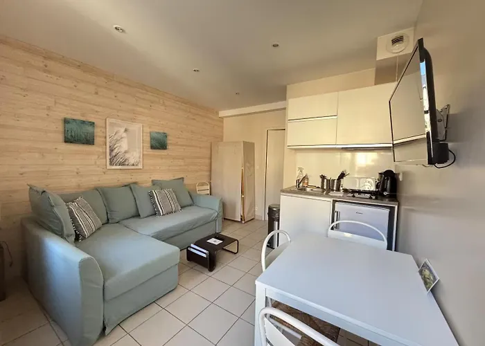 Duplex Ou Plain Pied Confort Plein Centre Proche Commerces, Restaurants, Avec Terrasse Privative Ou Jardin Commun Aménagé Clos, Parking Gratuit à Proximité, Proche Plages Du Débarquement * Bayeux