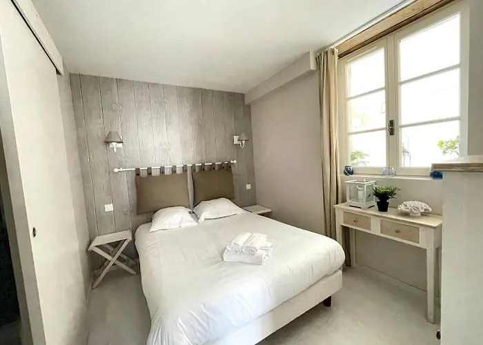 Duplex Ou Plain Pied Confort Plein Centre Proche Commerces, Restaurants, Avec Terrasse Privative Ou Jardin Commun Aménagé Clos, Parking Gratuit à Proximité, Proche Plages Du Débarquement Bayeux